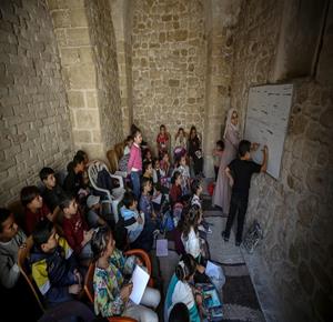 طلاب يعودون للدراسة في مدرسة الكمالية الأثرية بحي الزيتون في مدينة غزة بعد إعادة افتتاحها عقب اتفاق وقف اطلاق النار